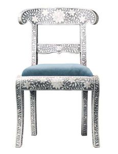 Chaise authentique en résine avec incrustations de os, fabriquée par des artisans expérimentés pour des collections de meubles de maison distinctives - Product Image 1
