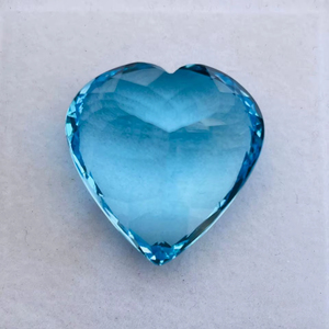 Topaze bleue naturelle, taille cœur, grande taille 62,59 carats, qualité AAA, lustre AAA, fabrication et polissage parfaits. - Product Image 6