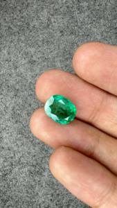 Émeraude naturelle zambienne certifiée GIA de 3,63 carats, taille coussin, pierre libre, Jai Narayan Gems, avec jeu de couleurs/effet de feu, pour bagues et pendentifs - Product Image 4