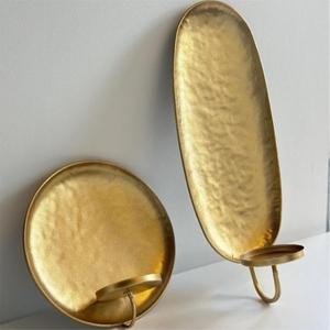Ensemble de deux appliques murales en métal doré texturé avec des plaques arrière rondes et ovales pour une décoration murale élégante de la maison - Product Image 1