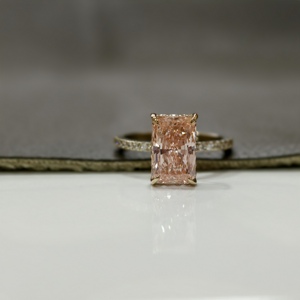 Anillo de Compromiso con Diamante de Laboratorio de Corte Radiante de 3 Quilates, Color Rosa Fantasía, Oro Amarillo de 14K, Certificado IGI, para Bodas y Aniversarios - Product Image 2