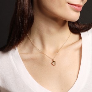 NIKHIL GEMS Colgante Artesanal de Cuarzo Rutilado con Amuleto de Escudo, Delicado, Chapado en Oro, Estilo Vintage, Multirreligioso, Regalo para Mamá - Product Image 3