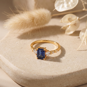 Bague de luxe en gros plaquée or jaune 18 carats avec pierre bleue taille émeraude, personnalisable en moissanite / zircone cubique, bijoux de mariage et de fiançailles - Product Image 2