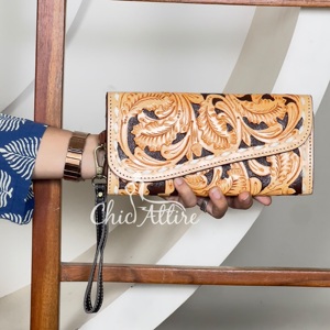กระเป๋าคลัทช์หนังแท้สไตล์ตะวันตกแบบใหม่ ทำมือ ตกแต่งลวดลาย สำหรับผู้หญิง ใส่เงินสด บัตรเครดิต ATM พร้อมสายคล้องมือ กระเป๋าสตางค์ใบยาว - Product Image 1