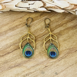 Boucles d'oreilles pendantes en laiton tendance, motif plume de paon, style bohème, finition laiton antique, boucles d'oreilles animalières et naturelles pour femme - Product Image 1