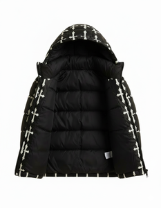 Blouson matelassé à capuche noir imprimé croix pour homme – Manteau d'hiver chaud style streetwear – Vêtement d'extérieur personnalisé en gros - Product Image 3