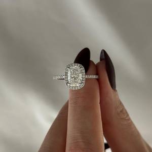 Bague de fiançailles avec halo de diamants de laboratoire allongés de 2 carats, bague en diamants de laboratoire, bague de demande en mariage pavée, certifiée IGI - Product Image 1