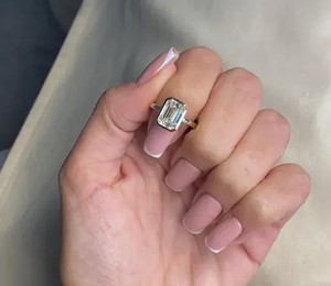 Élégante bague solitaire en diamant taille émeraude avec bande polie, un chef-d'œuvre de joaillerie de luxe pour fiançailles, anniversaire ou mariage. - Product Image 1