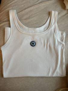 Nouvelle Collection – Débardeur Court en Coton Blanc Côtelé avec Broderie Perlée Faite Main et Patch Poisson Arc-en-ciel pour Femme – Style Décontracté et Tendance - Product Image 2
