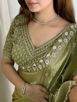 Sari en satin de soie Fendi vert olive de luxe, traditionnel, avec broderies de sequins et perles, séchage rapide, protection solaire, élégant