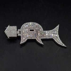 Collar con colgante personalizado en forma de pez, chapado en oro blanco, acabado en plata, con diamantes de moissanita talla baguette y engaste tipo bail. - Product Image 2