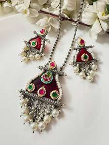 Elegante conjunto de collar largo Kundan Fusion con pendientes a juego, elaborado con un diseño étnico tradicional. - Product Image 3