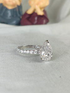 Anillo de diamantes en forma de pera con piedras laterales en oro blanco, una combinación perfecta de encanto clásico, brillo radiante y estilo contemporáneo. - Product Image 4