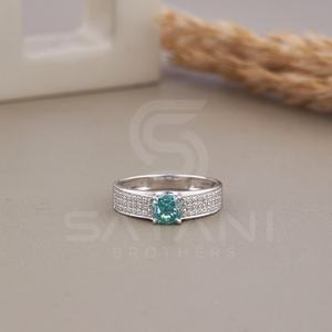 แหวนหมั้นเพชรโมอิสซาไนต์สีเขียวอมฟ้าทรงคุชชั่น ประดับเพชรแบบพาเว่ ตัวเรือนทอง 18K ชุบโรเดียม สำหรับผู้หญิง หรูหรา - Product Image 3
