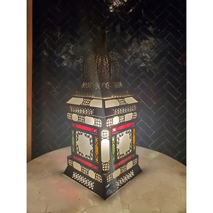 Farol Metálico Cuadrado Marroquí con Recortes Florales y Paneles Coloridos para Decoración del Hogar - Product Image 1