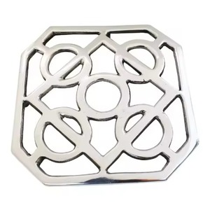 Sous-plat rond en métal argenté fait main, motif banc de poissons multiples, style côtier nautique ajouré, pour protection de table et décoration de table de luxe - Product Image 3