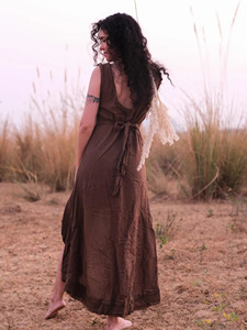 Robe asymétrique marron terreux en chanvre et coton, sans manches, style bohème, avec ourlet brut et superposé vieilli, idéale pour les festivals - Product Image 2