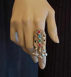 Anillo Tribal Afgano Elaborado con Tres Capas de Metal, Centro de Turquesa Pulida y Arte Detallado - Product Image 2