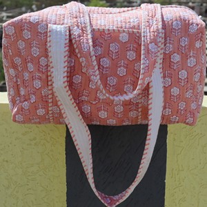 Sac de voyage matelassé rose à motif floral avec fermeture éclair, sac à bandoulière portable, style décontracté, design léger - Product Image 5