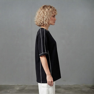 เสื้อยืดลำลองแขนสั้นผ้าฝ้ายแท้ 100% คุณภาพสูง แบบ OEM/ODM ปักลายปะติด แต่งขอบด้วยผ้าถักตัดสี - Product Image 3