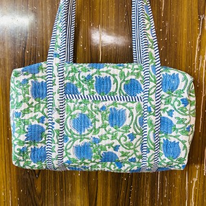 Sac de voyage matelassé de luxe artisanal, écologique, à imprimé floral bleu, grande capacité, style décontracté, en textile - Product Image 1