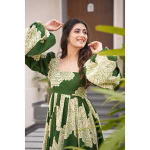 Vestido de Diseñador Hecho a Mano para Fiestas, Hermoso Estampado Floral Digital, Silueta en A, Cintura Imperio, Talla XS - Product Image 2