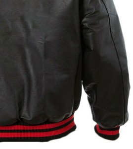 Chaqueta Varsity Unisex de Cuero y Lana de la Mejor Calidad 2026, con Estampado Puff, Informal, de Invierno, a la Moda, en Rojo y Negro con Líneas Rojas en Contraste - Product Image 4