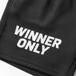 กางเกงขาสั้นโพลีเอสเตอร์แห้งเร็วสีดำสำหรับผู้ชาย พิมพ์ลาย Winner Only ด้านหน้า เอวยางยืดพร้อมเชือกผูก สไตล์ลำลองแบบสปอร์ต - Product Image 2