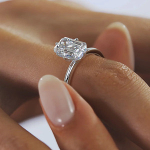 Bague de fiançailles solitaire en or blanc avec diamant de laboratoire taille émeraude - Product Image 3