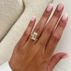Bague Art Déco Unique en Or Jaune 18 carats avec Diamant de Laboratoire Taille Baguette et Sertissage Clos, Design Tendance pour Mariage et Fiançailles Femme, Certifiée IGI - Product Image 3