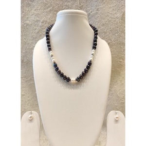 Collier et boucles d'oreilles en perles de laiton de qualité supérieure, chic et élégant, pour femmes, collection pour mariage. - Product Image 1