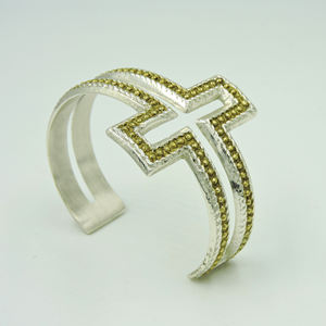 Brazalete de Latón Hecho a Mano con Diseño de Cruz - Brazalete Moderno con Banda Geométrica Dividida - Joyería Texturizada de Dos Tonos para Mujer - Product Image 1