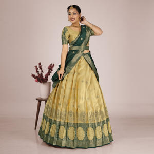 Lehenga Choli con Bordado Zari y Motivos Tradicionales, Falda con Borde Ancho, Blusa Clásica, Dupatta Elegante para Uso Festivo - Product Image 4