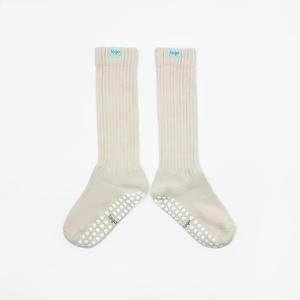 Wholesale <b>Custom</b> Pilates Slouch <b>Grip</b> <b>Socks</b> Women Cotton Anti Slip Yoga Barre <b>Socks</b> with Woven Label Daily Indoor - Product Image 3
