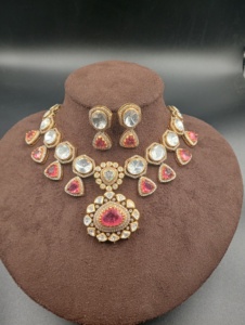 Juego de Collar y Aretes Amaira Jewels de Plata Chapada en Oro de Alta Calidad con Piedras Polki para Mujer, Diseño Floral Clásico para Bodas - Product Image 1