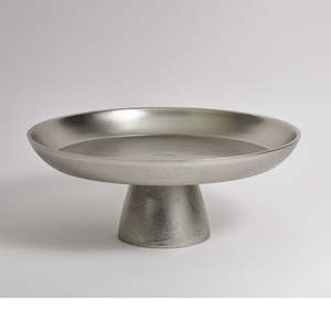 Elegante soporte de metal para pasteles diseñado para complementar los estilos de decoración de mesa modernos, tradicionales y eclécticos. - Product Image 3