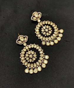 Pendientes Colgantes de Circonita Geométricos Étnicos Chapados en Oro con Brillantes Deslumbrantes, Joyería de Moda para Mujer para Bodas y Ocasiones Especiales - Product Image 1