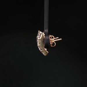 Boucles d'oreilles huggie à quatre pierres en diamant rond cultivé en laboratoire, or massif 14 carats, bijoux surprise pour femme, cadeau pour un mariage - Product Image 3