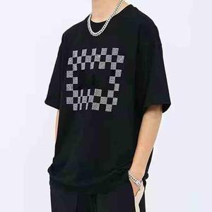 เสื้อยืดสีดำแบบกำหนดเองสำหรับผู้ชาย พิมพ์ลายทั่วตัว ประดับด้วยเพชรเทียม เสื้อยืดแบบยูนิเซ็กซ์ ผ้าหนา สไตล์สตรีทแวร์ ลายกราฟิก - Product Image 3