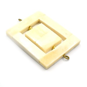 Colgante artesanal de hueso de buey natural: Cuentas rectangulares centrales |   Componentes para la Fabricación de Joyería |   Blanco, marrón claro y oscuro - Product Image 4