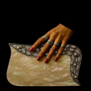 Pochette de soirée de luxe en nacre avec motif feuille métallique argentée et accents de perles - Product Image 1