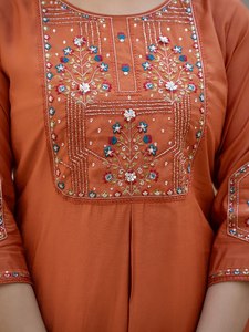Ensemble Kurti et pantalon en viscose pure de qualité supérieure, style Mango Silk, avec dupatta en soie Maslin brodée |   Vêtements ethniques pour femmes |   Vente en gros - Product Image 4