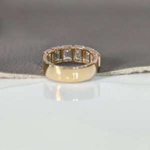 Anillo de banda de oro macizo de 18 quilates con seis diamantes cultivados en laboratorio con corte esmeralda y engaste de bisel, ideal para regalo de compromiso, boda o aniversario. - Product Image 3