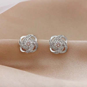 Boucles d'oreilles en cristal avec nœud papillon doré pour femmes, à porter au quotidien - Product Image 4