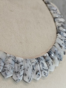 Collier en opale dendritique le plus vendu, pierres précieuses blanches facettées et motifs de branches foncées distinctifs pour la vente en gros de bijoux de mode - Product Image 4