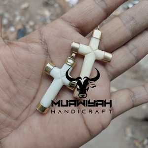 จี้กางเขนทำจากกระดูกควายคุณภาพสูง เป็นมิตรกับสิ่งแวดล้อม ดีไซน์ทันสมัย แกะสลักด้วยมือ พร้อมต่างหูกระดูกควาย สำหรับทำเครื่องประดับ ราคาประหยัด - Product Image 1