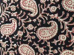 Tissu en coton imprimé à la main en gros – Tissu indien en coton Paisley noir et rouge pour fournisseurs de vêtements et de textiles - Product Image 2