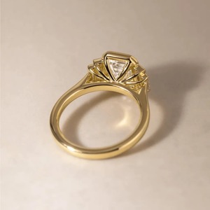 Anillo de Diamante Cultivado en Laboratorio con Corte Esmeralda de 2.30CT, Engastado en Bisel, con Piedras Laterales en Forma de Baguette, Oro Amarillo de 14K, Venta al Por Mayor - Product Image 3