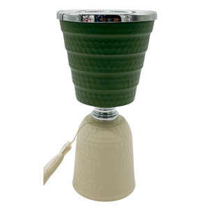 Quemador de incienso árabe bicolor con acabado en polvo verde y crema, detalles plateados y un encantador diseño martillado con borla lateral. - Product Image 2