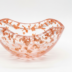 Bol décoratif en résine rose artisanal de luxe, centre de table sculptural moderne et brillant - Product Image 3